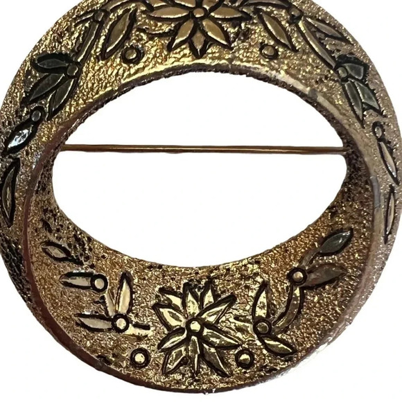 Vintage Sarah Coventry Textured Floral Circle Brooch Pin Gold Tone - Picture 2 of 3